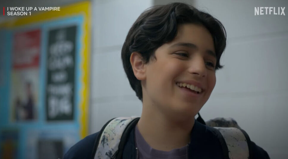 Kev lacht Carmie von der Seite an