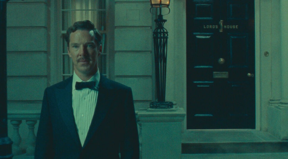 Benedict steht vor einer alten britisch aussehenden Türe