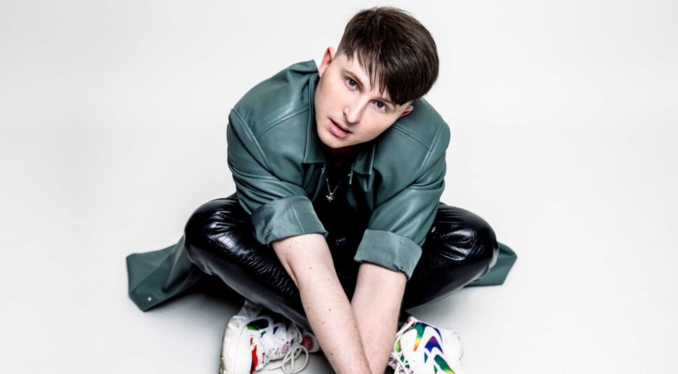 Maksim sitzt auf dem Boden