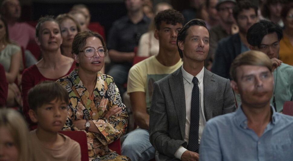 Schuldirektorin Kreuzkamm (Hannah Herzsprung) und Internatsleiter Justus Bökh (Tom Schilling) bei der Schulaufführung