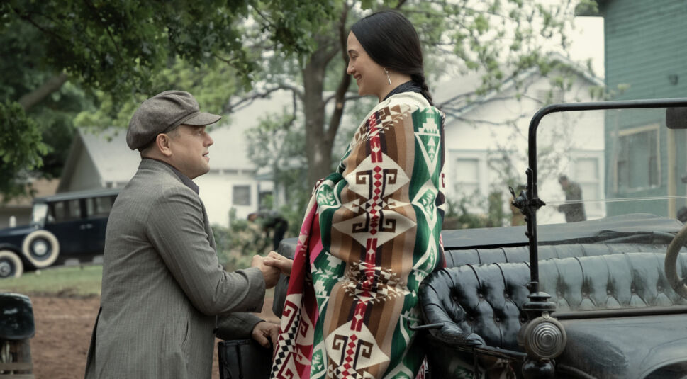 Di Caprio hilft Lily aus dem Auto heraus