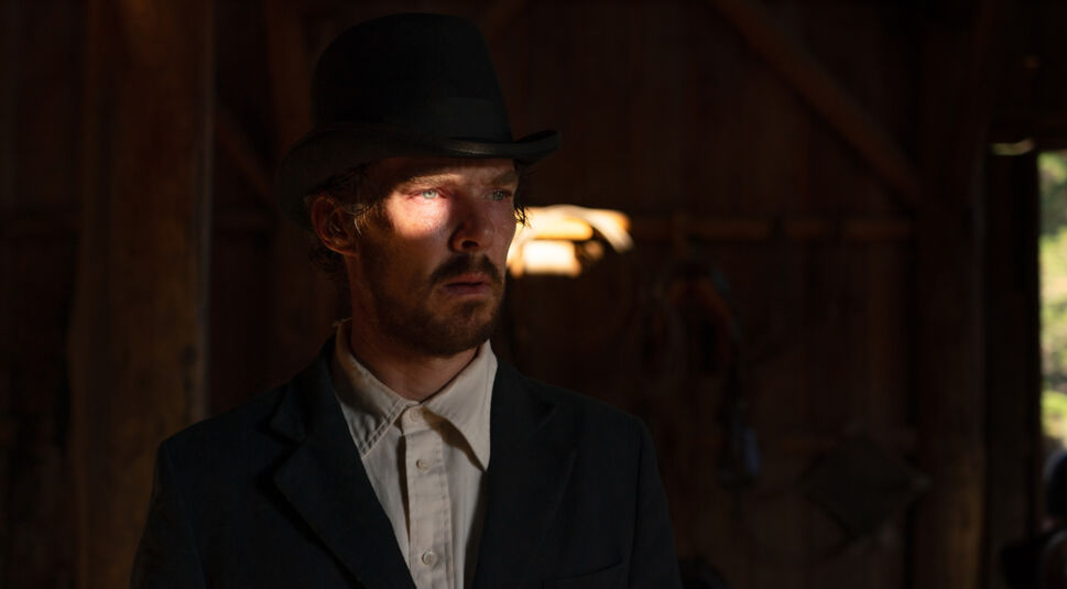 Benedict steht im Schatten nur ein bisschen Licht fällt in sein Auge