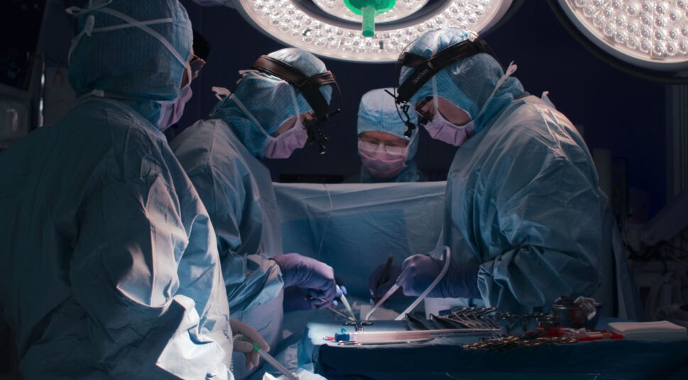 Bad Surgeon - Liebe unter dem Messer: Eine Gruppe Chirurgen in OP-Kleidung führt eine Operation an einem Patienten durch.