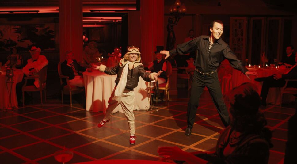 Ein Abend mit Show auf der Queen Mary, ein junge und ein Mann führen einen Tanz auf