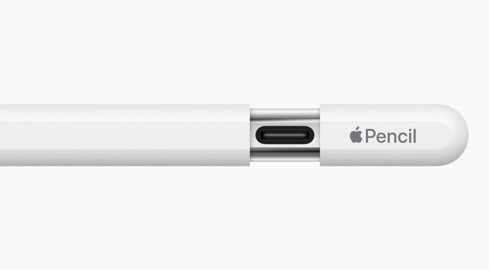 Apple Pencil in Großaufnahme mit USB-C-Anschluss und Apple-Logo vor grauem Hintergrund