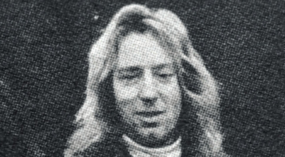 Cyberbunker bei Netflix: Ein niedrig aufgelöstes schwarz-weißes Zeitungsfoto zeigt einen jungen Mann mit hellem, schulterlangem Haar.