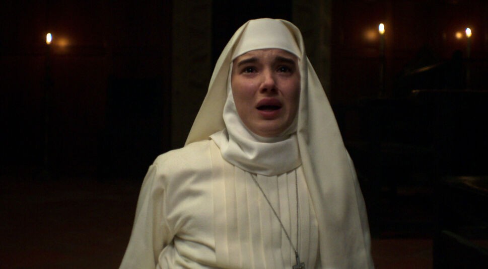 Aria Bedmar in Die Todeschwester: Junge Nonne blickt verzweifelt und erschreckt auf etwas hinter der Kamera.