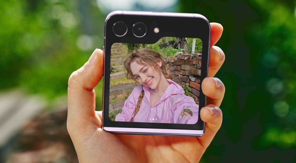 Das Galaxy Z Flip5 in der Hand halten