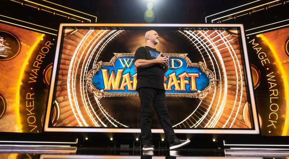 Chris Metzen stellt die neuen WoW-Erweiterungen auf der BlizzCon-Bühne vor.