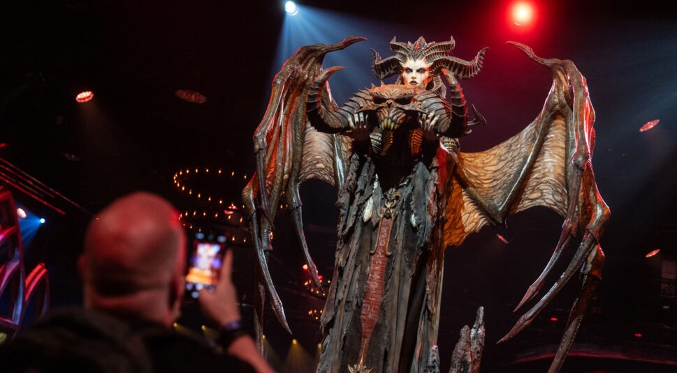 Jemand auf der BlizzCon 2023 ist als Lilith von Diablo verkleidet.