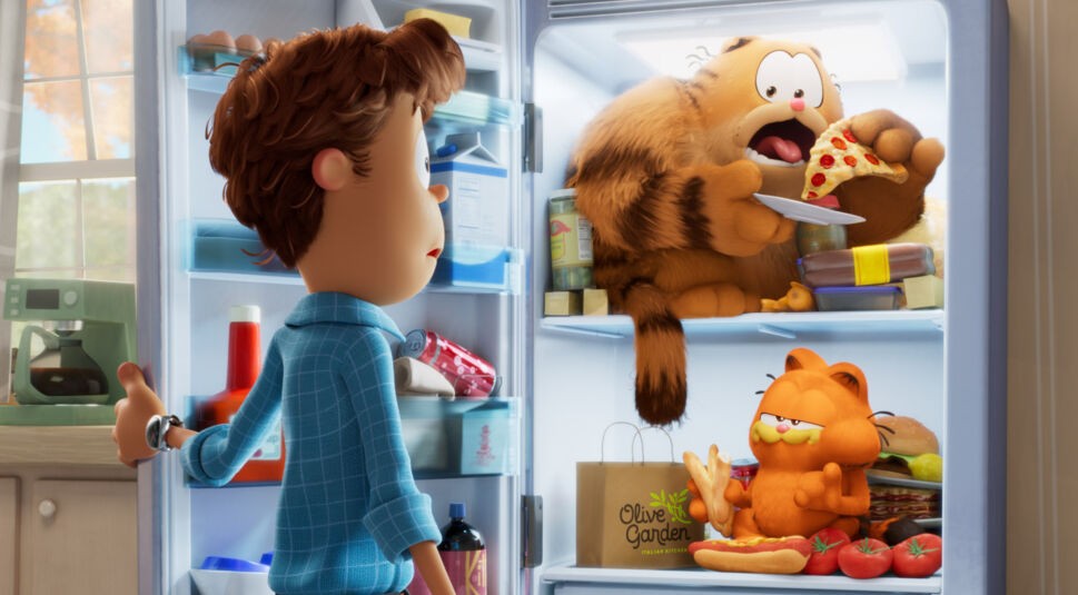 Jon steht vor einem Kühlschrank in dem Vic und Garfield gerade den Inhalt plündern.
