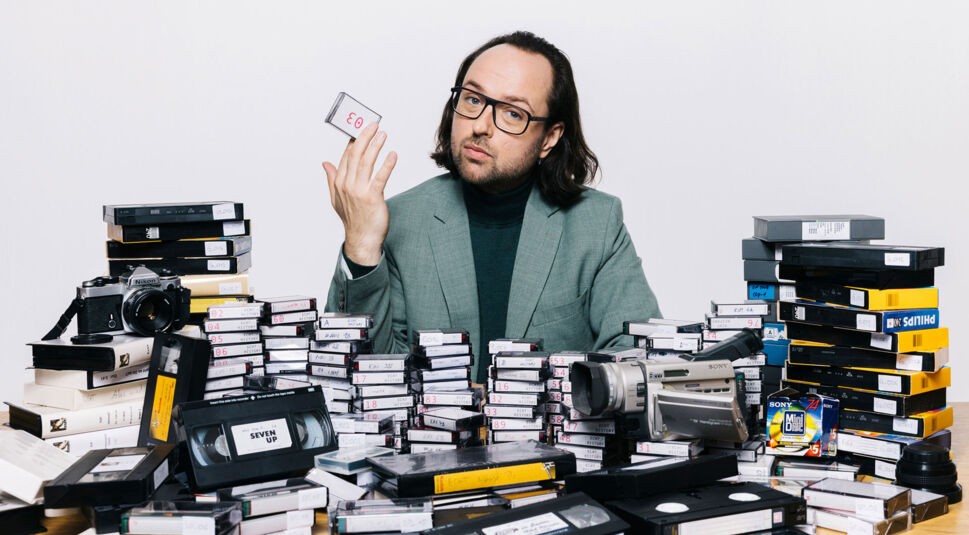 Kim Frank hält alte Kassetten über die Echt-Zeit