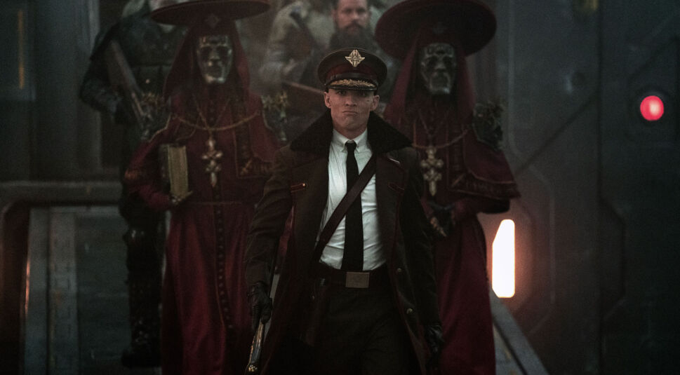 Admiral Atticus Noble (Ed Skrein) kommt mit seinen Wachen aus einem Raumschiff heraus