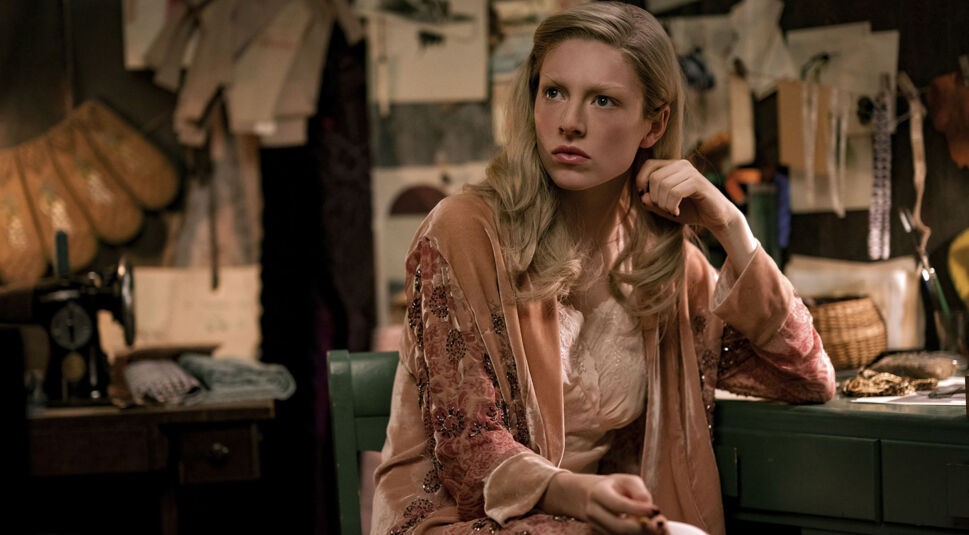 Tigris (Hunter Schafer) an einem Schneidertisch