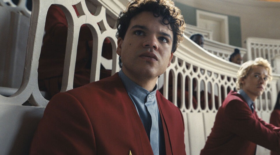 Sejanus Plinth (Josh Andrés Rivera) sitzt in der Akademie und schaut verdutzt