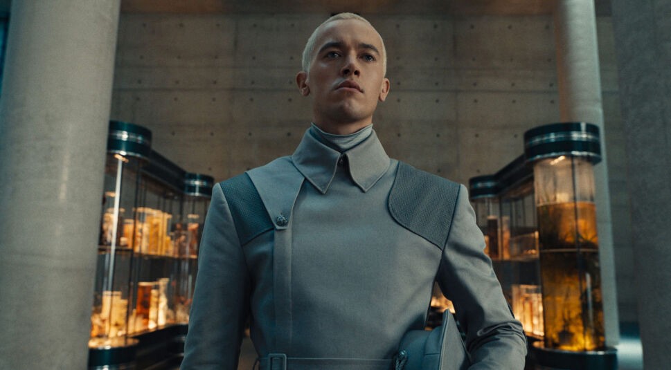 Tom Blyth als Coriolanus Snow in The Ballad of Songbirds and Snakes. Er trägt eine strenge Uniform und schaut gerade aus