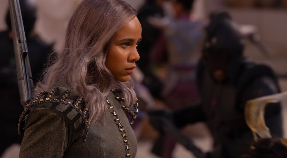 Dar-Benn (Zawe Ashton) schaut geschockt auf einen Punkt