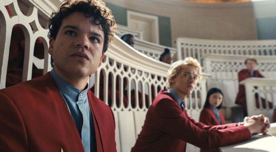 Tom Blyth und Sejanus Plinth im Hörsaal