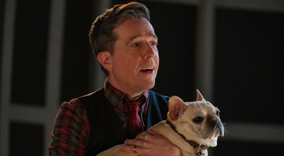 Ed Helms in Family Switch: Ein Mann und eine Frau tanzen in rot-weiß gestreiften Weihnachtskostümen mit offenen Armen und lachenden Gesichtern.