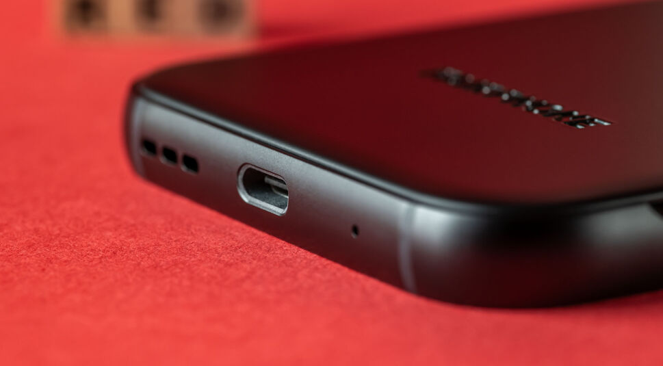 Die Unterseite des Fairphone 5 mit Lautsprecher und USB-C-Anschluss