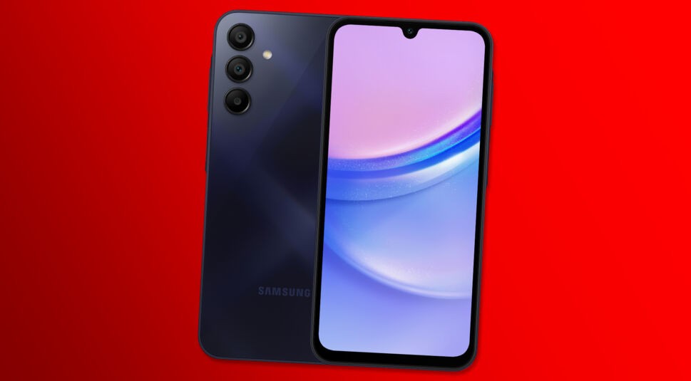 Das Galaxy A15 5G von vorne und hinten vor rotem Hintergrund