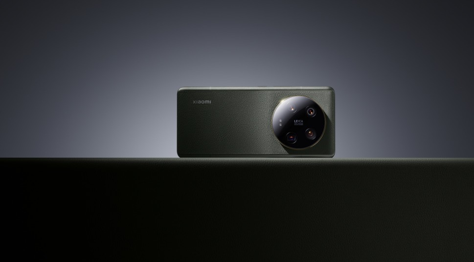 Das Xiaomi 13 Ultra liegt auf der Seite