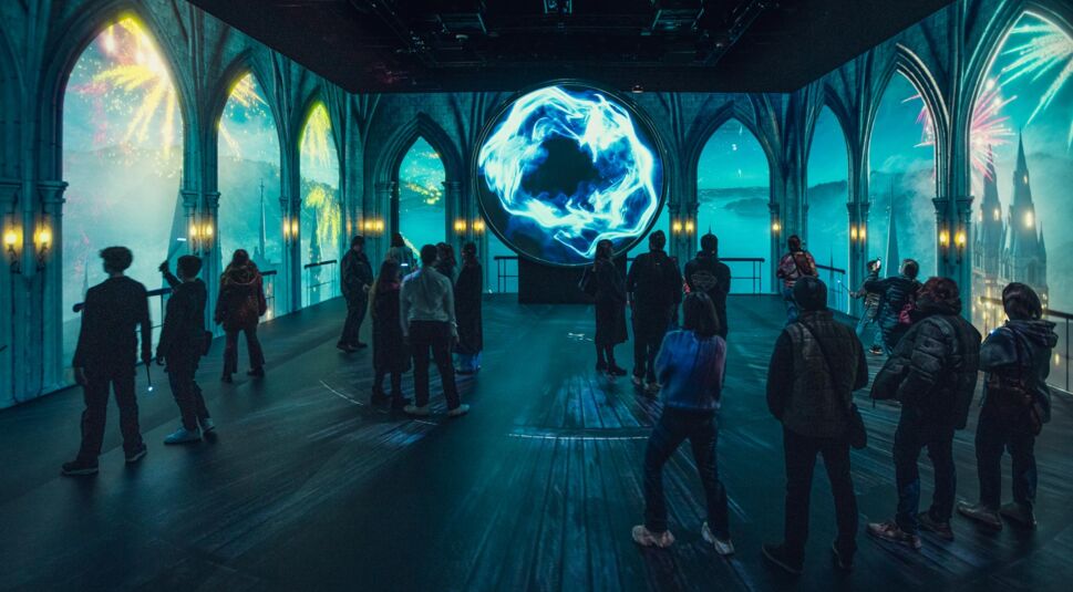 Viele Menschen stehen in Gruppen bei derHarry Potter: Visions of Magic Ausstellung.