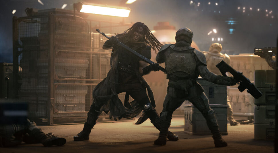 Zwei Personen kämpfen gegeneinander im Netflix-Film Rebel Moon – Teil 1: Kind des Feuers