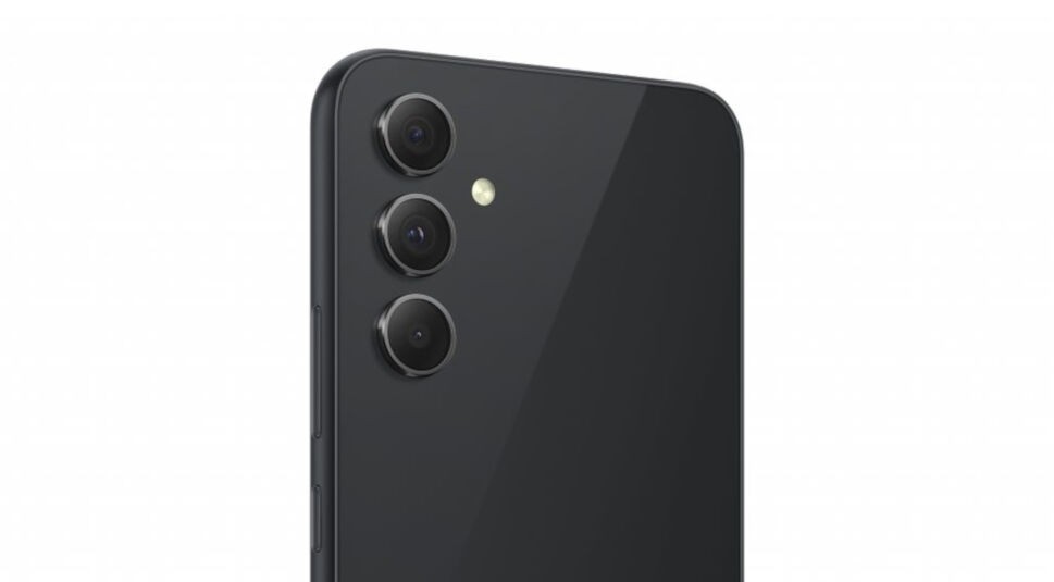 Die Rückseite des schwarzen Galaxy A54 5G mit Kamera vor weißem Hintergrund