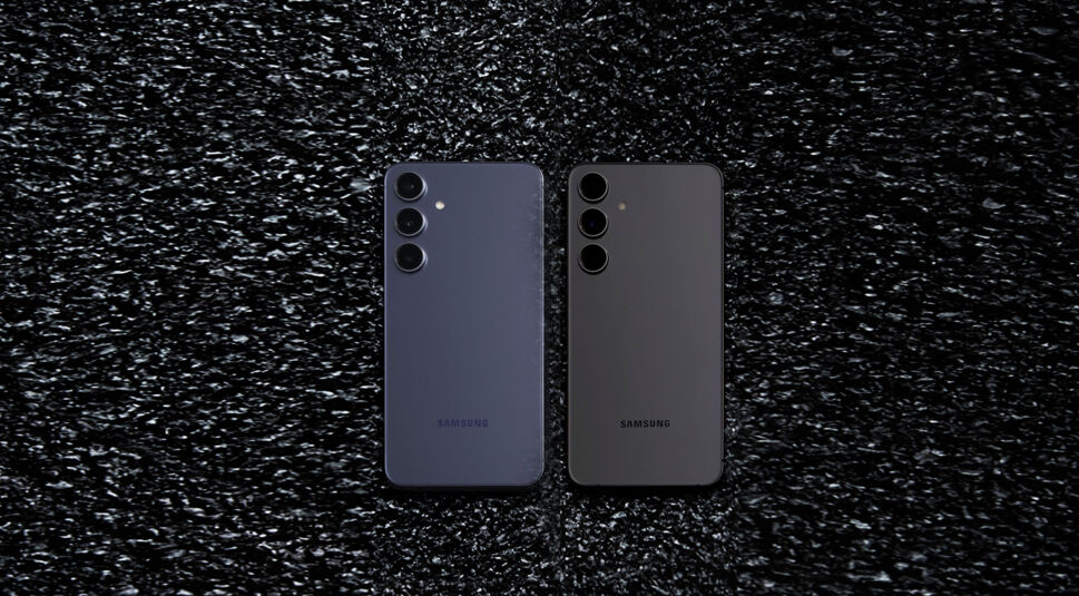 Zwei Galaxy S24 Plus vor schwarzem Hintergrund