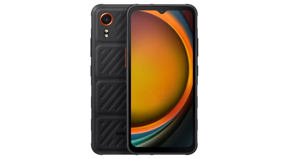 Das Outdoor-Smartphone Samsung Galaxy XCover7 von vorne und hinten vor weißem Hintergrund
