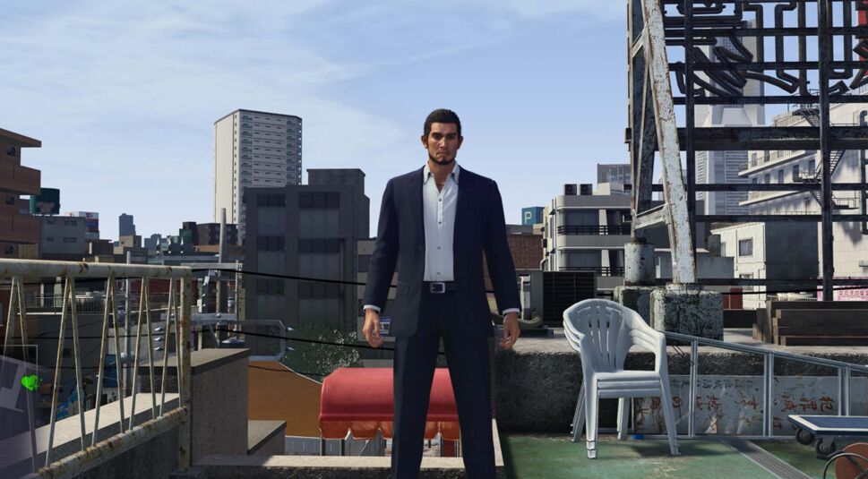 Der Protagonist Ichiban aus Like a Dragon: Infinite Wealth steht auf der Dachterrasse seines Appartments