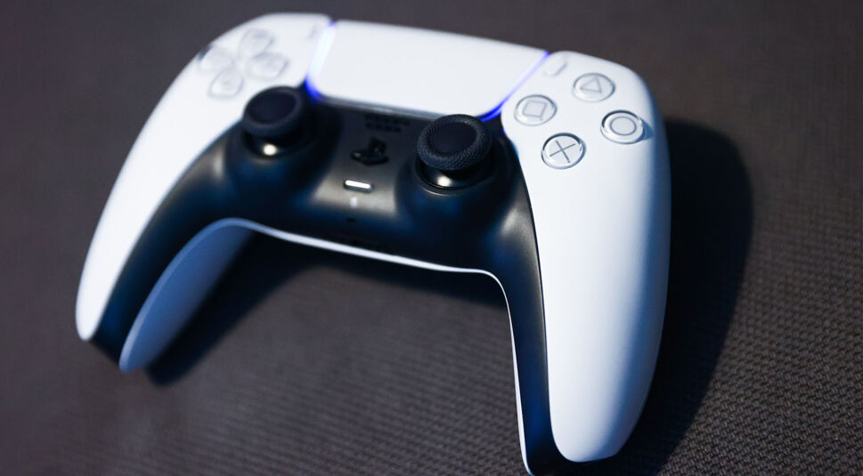 Ein weißer DualSense-Controller der PlayStation 5