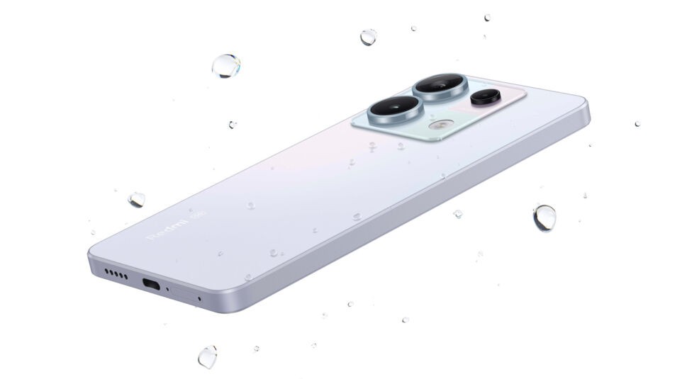 Das Smartphone Xiaomi Redmi Note 13 Pro 5G umgeben von Wassertropfen vor weißem Hintergrund