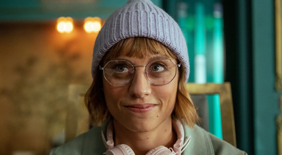 Michelle Jenner als Keila im Cast von Berlin