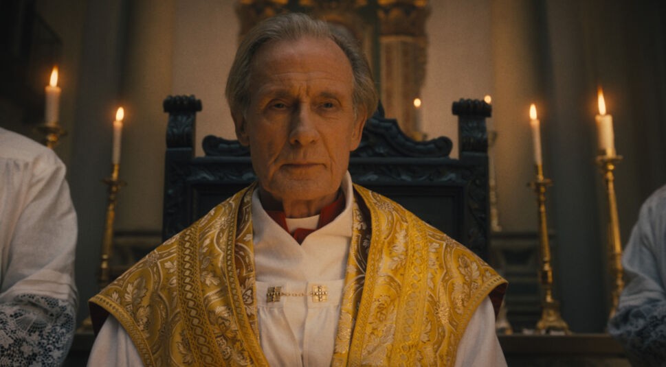 Bill Nighy als Priester Lawrence in das erste Omen