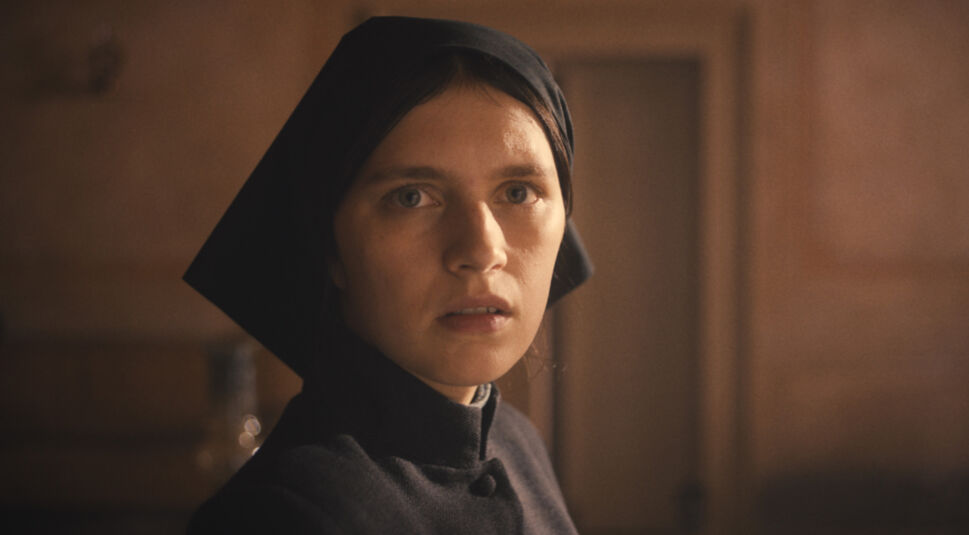 Nell Tiger Free in ihrer Hauptrolle in Das erste Omen