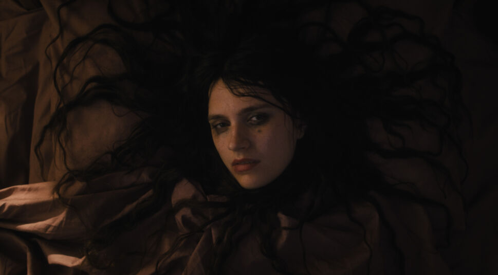 Nell Tiger Free in ihrer Hauptrolle in Das erste Omen