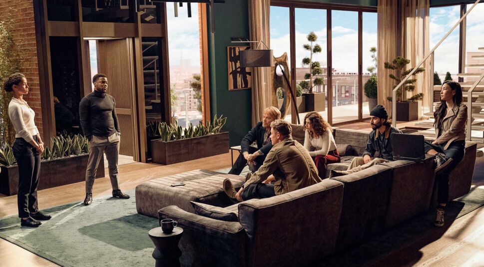 Der Cast von Lift auf dem Sofa