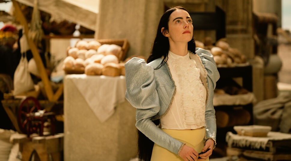 Emma Stone schaut in Poor Things hoch 