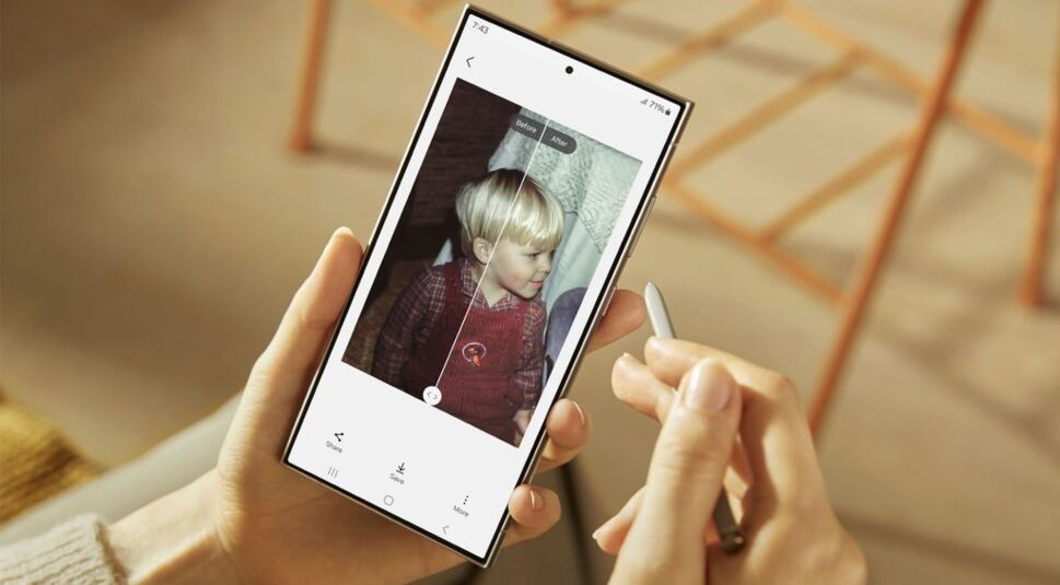 Eine Frau benutzt das Galaxy S24 Ultra und bearbeitet damit ein Bild