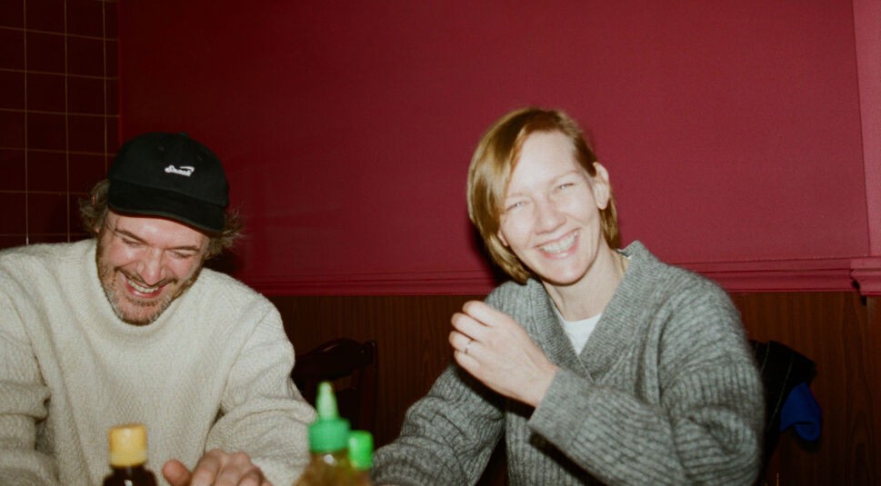 Samuel Theis als Samuel Maleski (links)