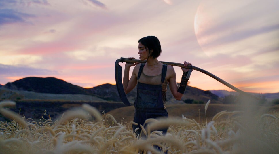 Soufia Boutella als Kora auf einem Feld in Rebel Moon