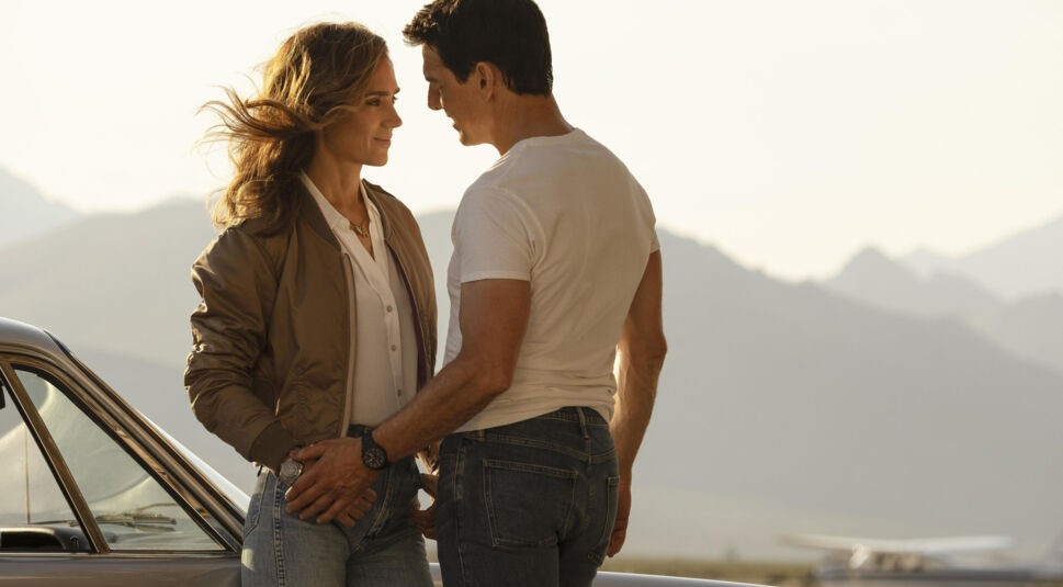 Pete „Maverick“ Mitchell (Tom Cruise) und Penny (Jennifer Connelly) eng umschlungen auf einem Flugplatz