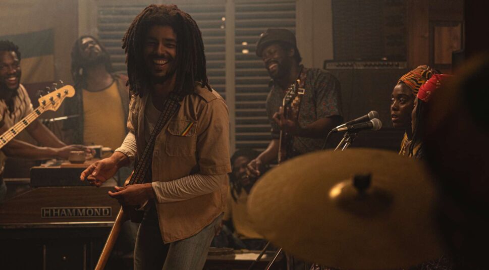 Bob Marley (Kingsley Ben-Adir) und seine Band in "Bob Marley: One Love".