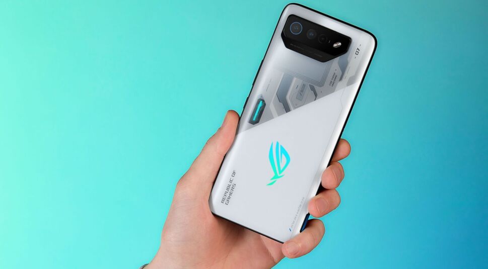 Hand hält das ROG Phone 7 hoch