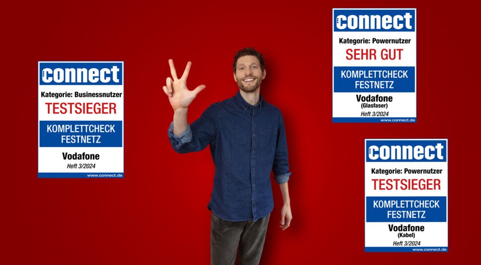 Ein Mann zeigt eine drei und um ihn herum sind Connect-Siegel zu sehen