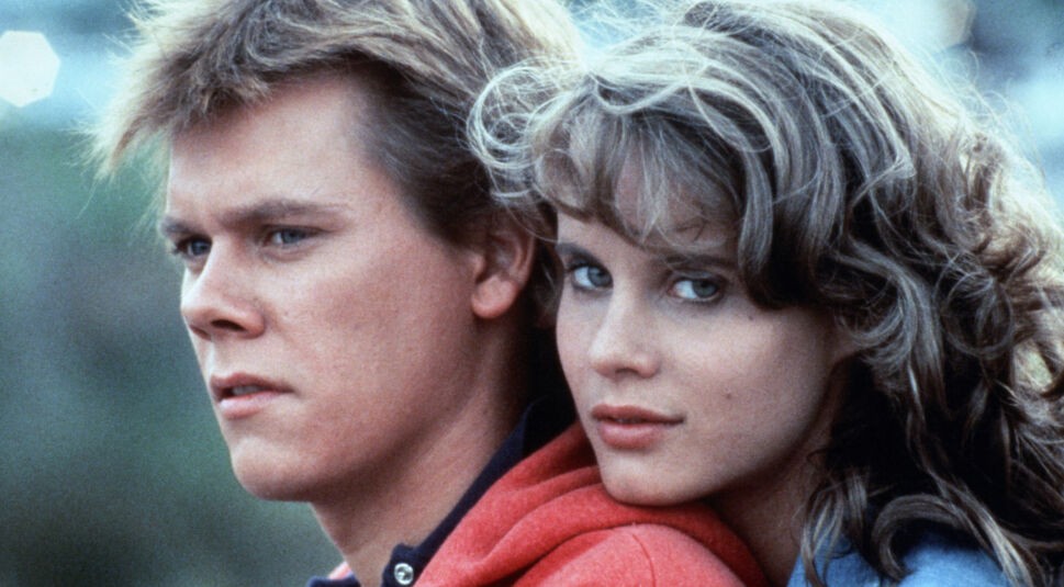 Kevin Bacon und Lori Singer nebeneinander im Film Footloose