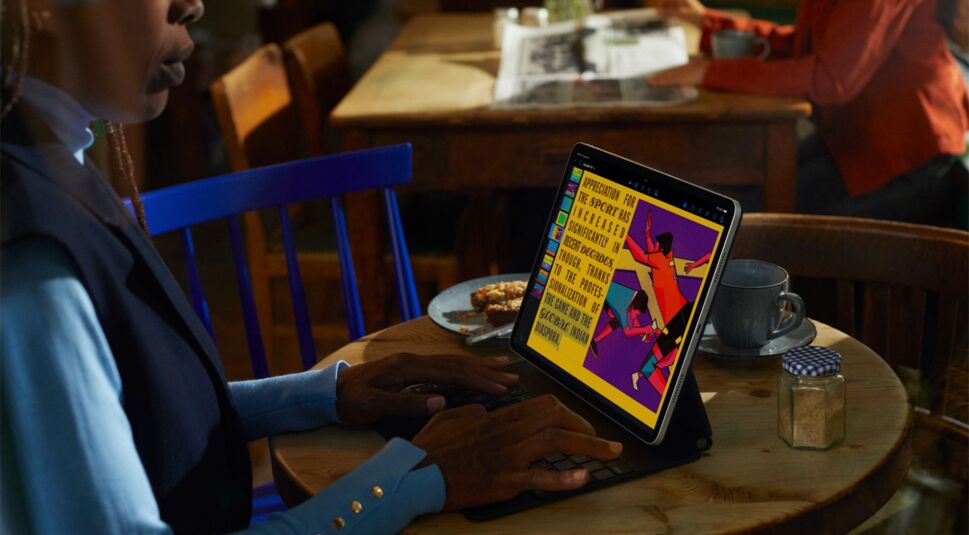 Frau arbeitet mit iPad Pro 2022