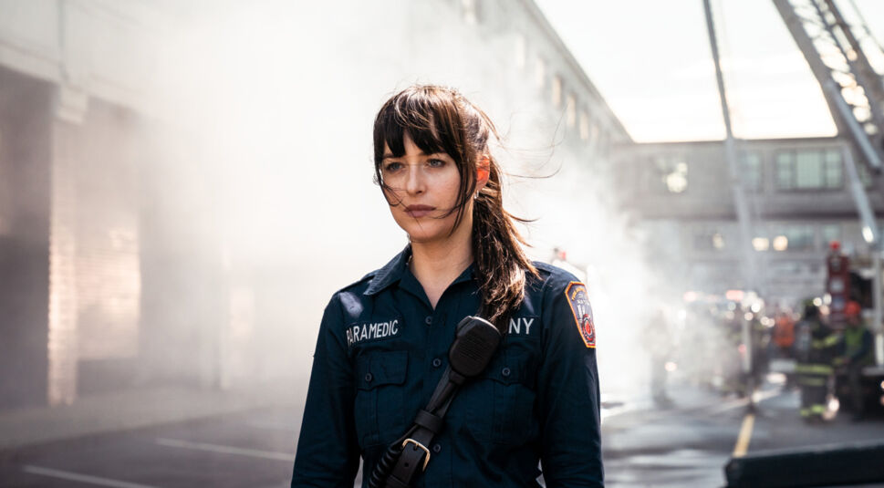 Cassandra Webb (Dakota Johnson) steht als Sanitäterin vor einem Unfall